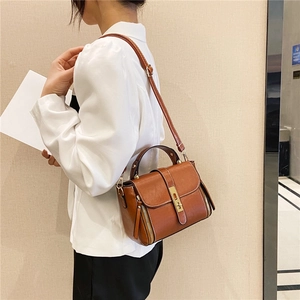 Borsa a mano classica in pelle cerata caramello con fibbia dorata vintage e tracolla