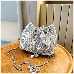 Détails du sac seau argenté orné de strass avec cordon en perles et chaîne métallique