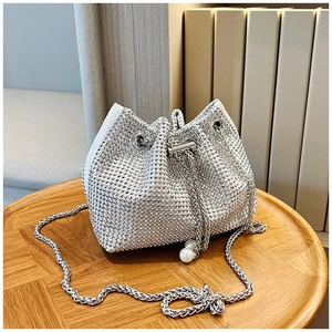 Détail du sac seau en strass argenté avec cordon en perles et chaîne métallique