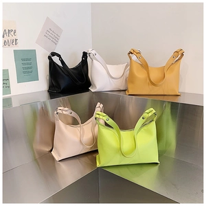 Vista dettagliata di grandi borse hobo in vari colori su un supporto in metallo