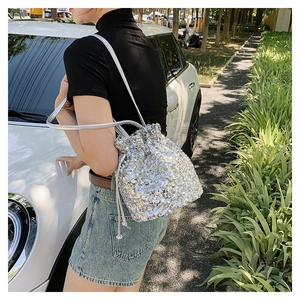 Détail du sac seau à paillettes argentées avec cordon de serrage et bandoulière fine