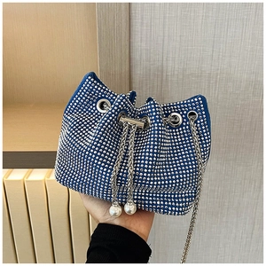Sac seau bleu avec strass argentés et détails de grandes pampilles en perles chic