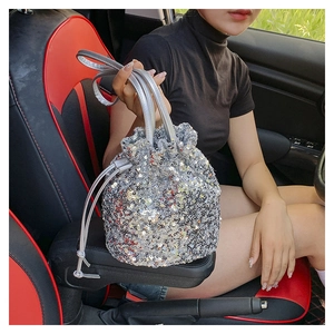 Gros plan du sac seau à paillettes argentées avec cordon de serrage dans une voiture