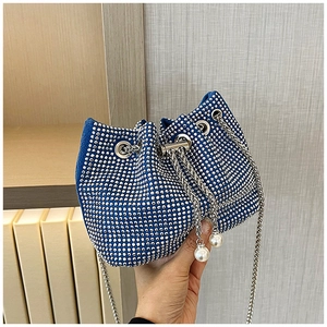 Détail du sac seau strass bleu roi avec chaîne argentée et cordons en perles