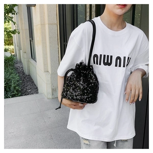 Vue détaillée du sac seau à paillettes noires avec cordon de serrage et bandoulière fine