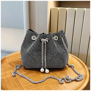 Détail du sac seau noir en strass avec cordon argenté et breloques en perles