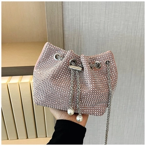 Détail du sac seau rose orné de strass brillants et cordon de serrage à perles chic