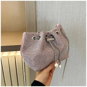 Détail du sac seau à strass scintillants avec cordon perlé et chaîne argentée