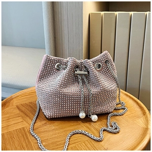 Détail du sac seau à strass rose avec cordon perle et bandoulière chaîne argent