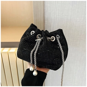 Détail du sac seau en strass noirs avec cordon en chaîne argentée et perles blanches