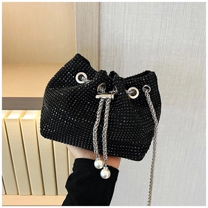 Détail du sac seau noir en strass avec cordon en perles et bandoulière chaîne