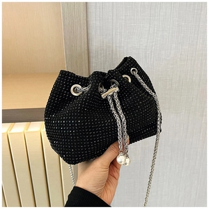 Détail du sac seau en strass noirs avec chaîne argentée et cordon orné de perles