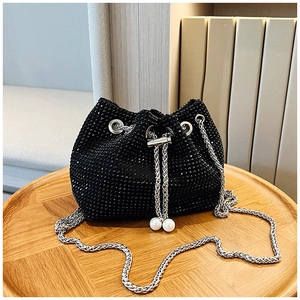 Détails du sac seau en strass noirs avec chaîne argentée et cordons en perles