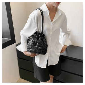 Détail du sac seau à paillettes noires avec cordon de serrage et fine bandoulière