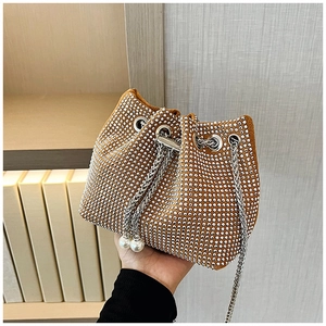 Détail du sac seau à strass jaunes avec chaîne argentée et pendentifs en perles blanches