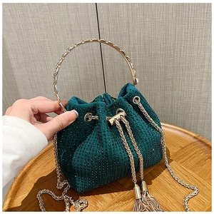 Détails du sac seau à strass verts avec poignée dorée et pampille à chaîne chic
