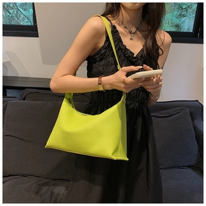 Dettaglio della borsa tote verde neon con trama in pelle martellata di alta qualità