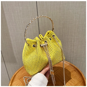 Détail du sac seau en strass jaune vif avec poignée en métal et cordon de serrage chic