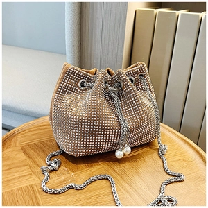 Détail du sac seau en strass argentés avec perles de serrage et bandoulière chaîne
