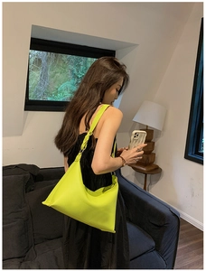 Dettaglio della borsa tote in pelle verde lime con nodo alla moda sulla tracolla