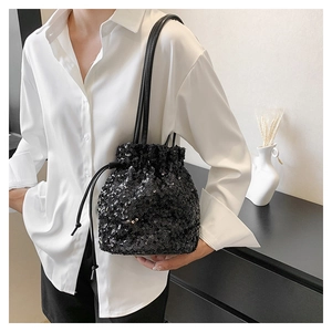 Détail du sac seau à paillettes noires avec cordon de serrage et bandoulière en cuir
