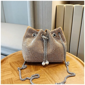 Vue détaillée du sac seau en strass avec bandoulière chaîne argentée et perles