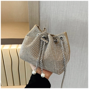 Détail du sac seau en strass champagne avec breloque perle et cordon de serrage