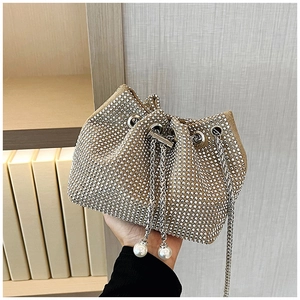 Détail du sac seau en strass argentés avec chaîne à cordon et pendentifs en perles
