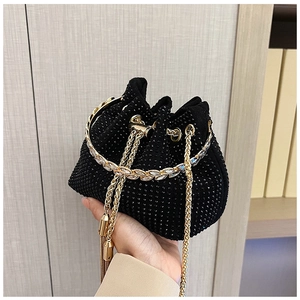 Vue détaillée du sac seau à strass noirs avec poignée en cristal et frange dorée