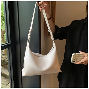 Dettaglio della borsa hobo bianca con tracolla a treccia e trama in pelle a grana