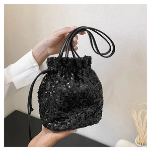 Vue détaillée du sac seau noir à paillettes pour femmes avec cordon et poignée en cuir