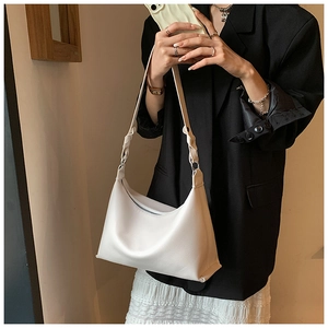 Dettaglio borsa hobo bianca con tracolla a treccia e chiusura lampo in metallo dorato