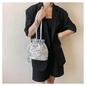 Détail du sac seau à paillettes argentées avec cordon et fines bretelles élégantes