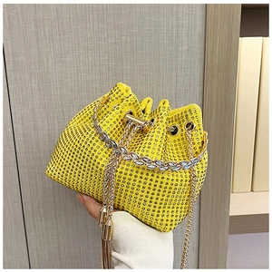 Détails du sac seau jaune en strass avec poignée feuille cristal et glands dorés