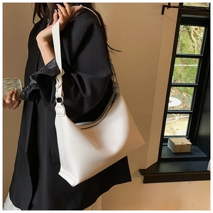 Dettaglio della borsa hobo bianca in pelle PU con motivo litchi e tracolla intrecciata