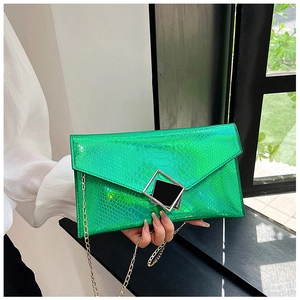 Dettaglio pochette verde neon goffrata con fibbia quadrata in metallo dorato e catena