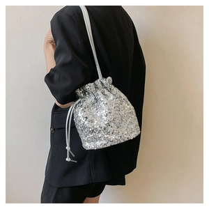 Détail du sac seau à paillettes argentées avec cordon de serrage et éclat métallique