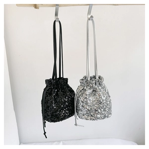 Vue détaillée des sacs seaux à paillettes argentées et noires avec cordon de serrage