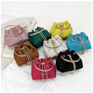 Collection de sacs seaux en strass présentés en huit couleurs métallisées vives