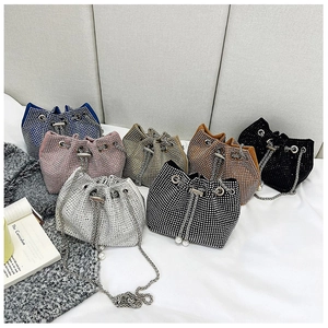 Vue détaillée de mini sacs seaux à cordon avec des strass étincelants en plusieurs couleurs