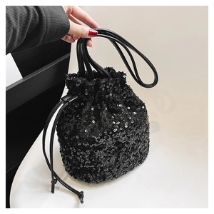 Détail des paillettes noires sur un sac seau avec cordon en cuir et fines bandoulières