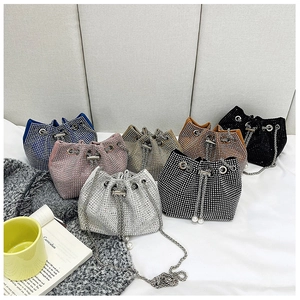 Vue détaillée de sacs seaux multicolores en strass avec cordon et pendentif perle