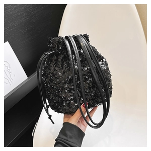 Détail du sac seau noir à paillettes avec fermeture à cordon et fines bandoulières
