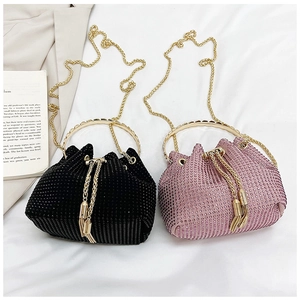 Détail du sac seau en strass avec poignée anneau doré, chaîne et cordon à pompons élégant