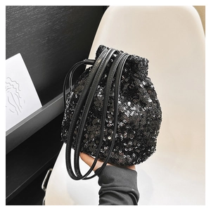Détail de la fermeture par cordon et des paillettes noires de ce sac seau élégant