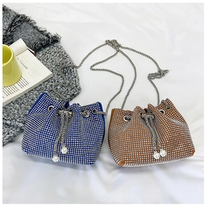 Vue détaillée des sacs seaux en strass bleus et marrons avec chaînes argentées et perles