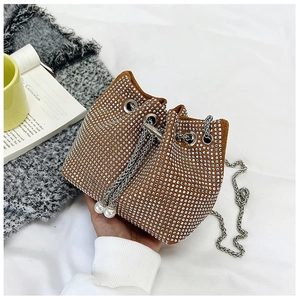 Détail du sac seau en strass avec perles de serrage et chaîne en métal argenté
