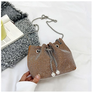 Détails du sac seau marron avec strass argentés, chaîne métallique et perles de serrage
