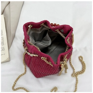 Gros plan du sac seau bordeaux en strass montrant la doublure et les franges dorées