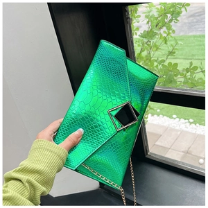 Pochette a busta verde con motivo coccodrillo, finitura metallica e catena dorata
